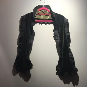 Very cute reversible and velvety green scarf!